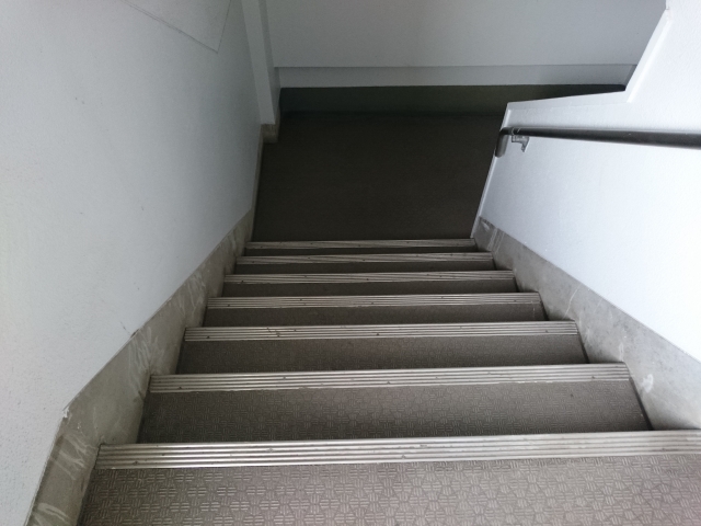 階段を通らない荷物の吊り上げ