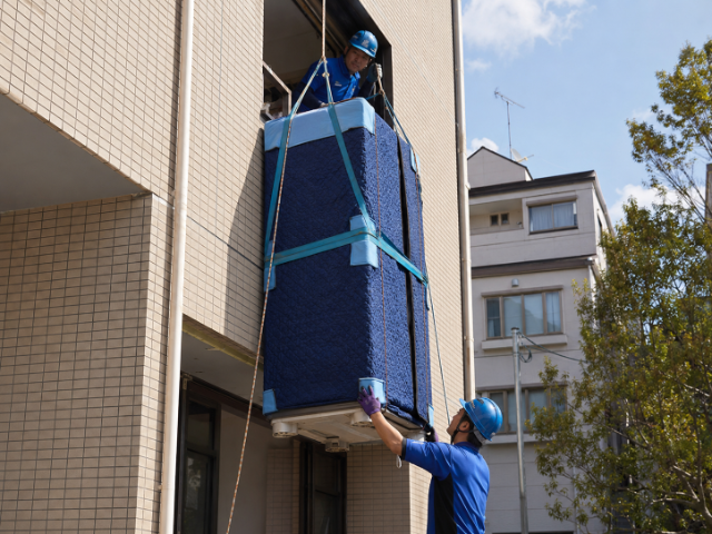 2階から吊り下げて不用品回収